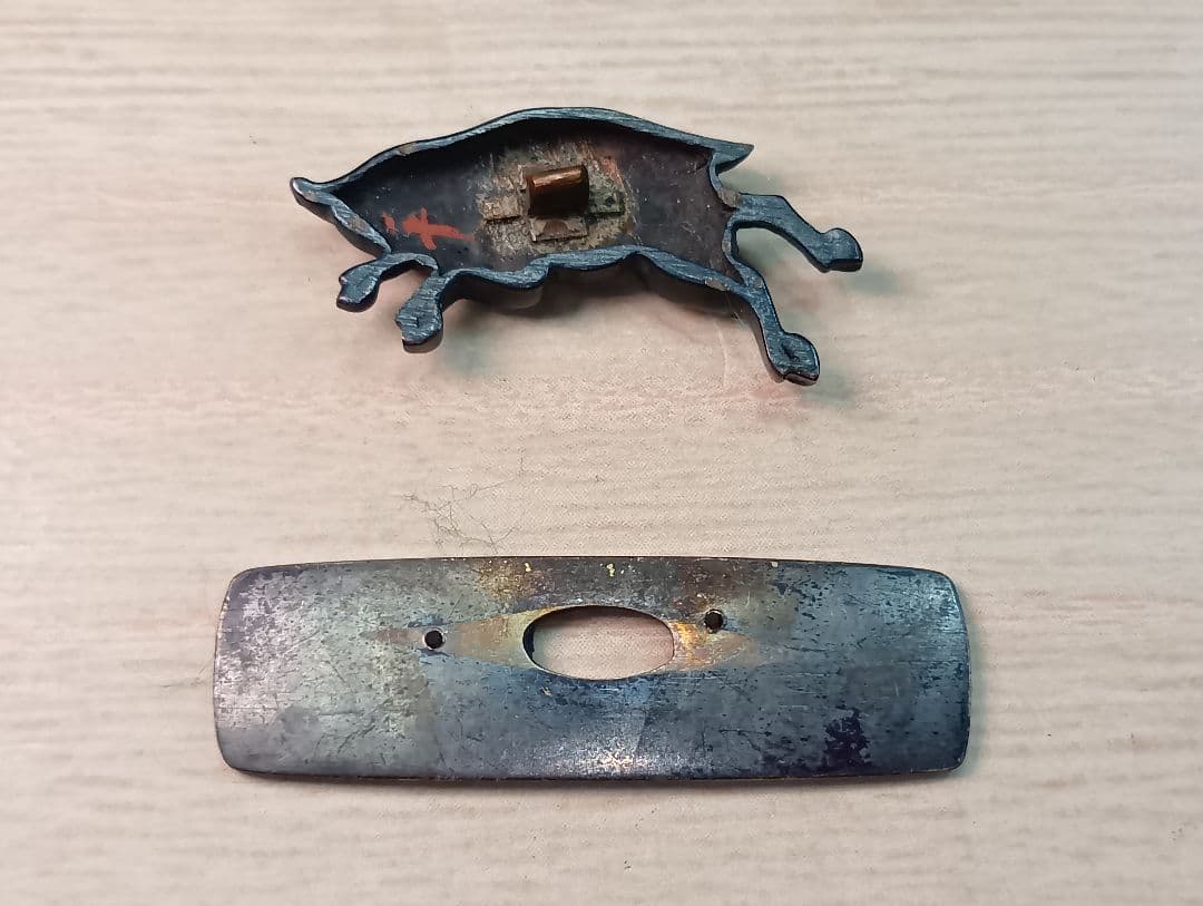 煙草入れ／前金具／猪