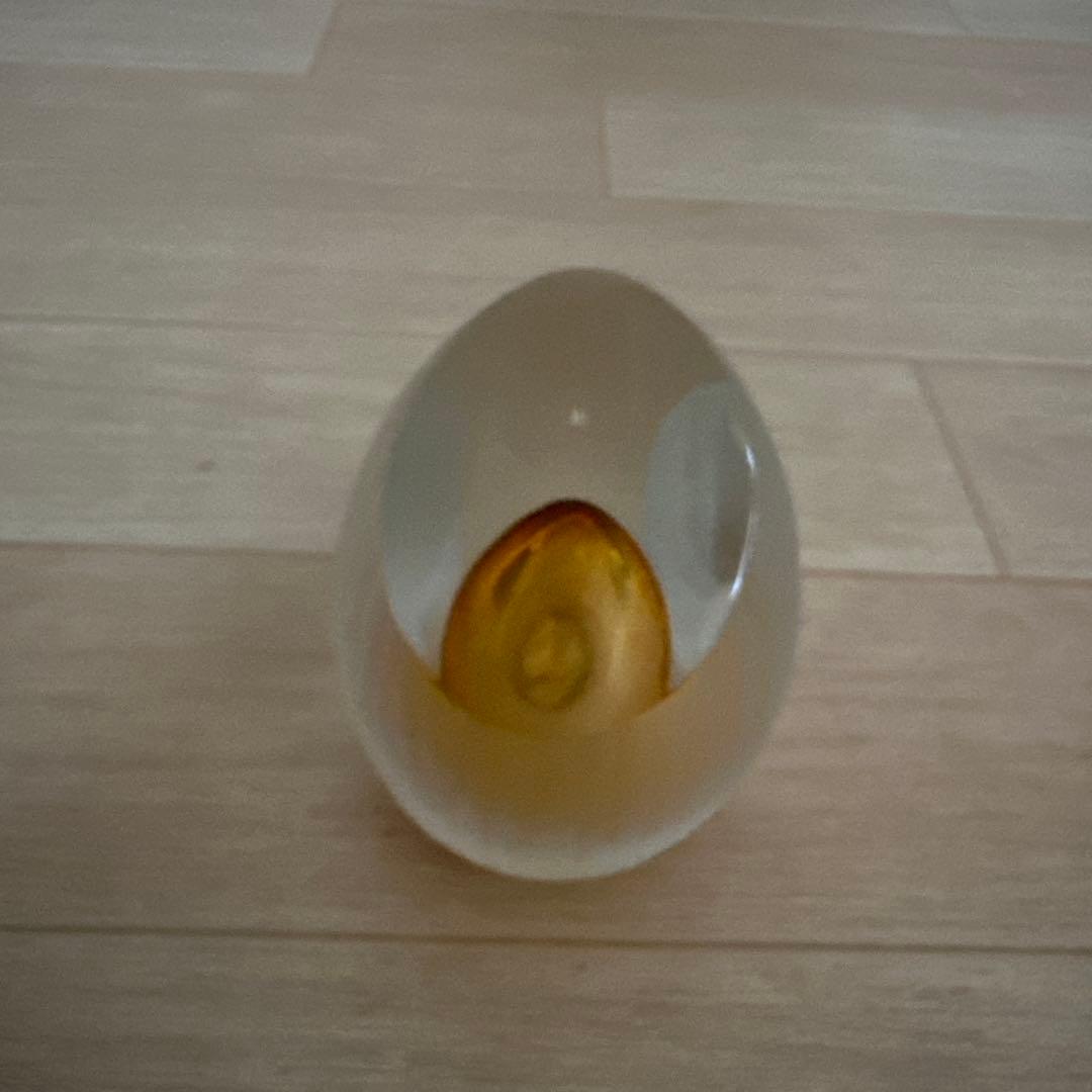 ガラス製卵型置物 金色の滴デザイン（ペーパーウェイト）