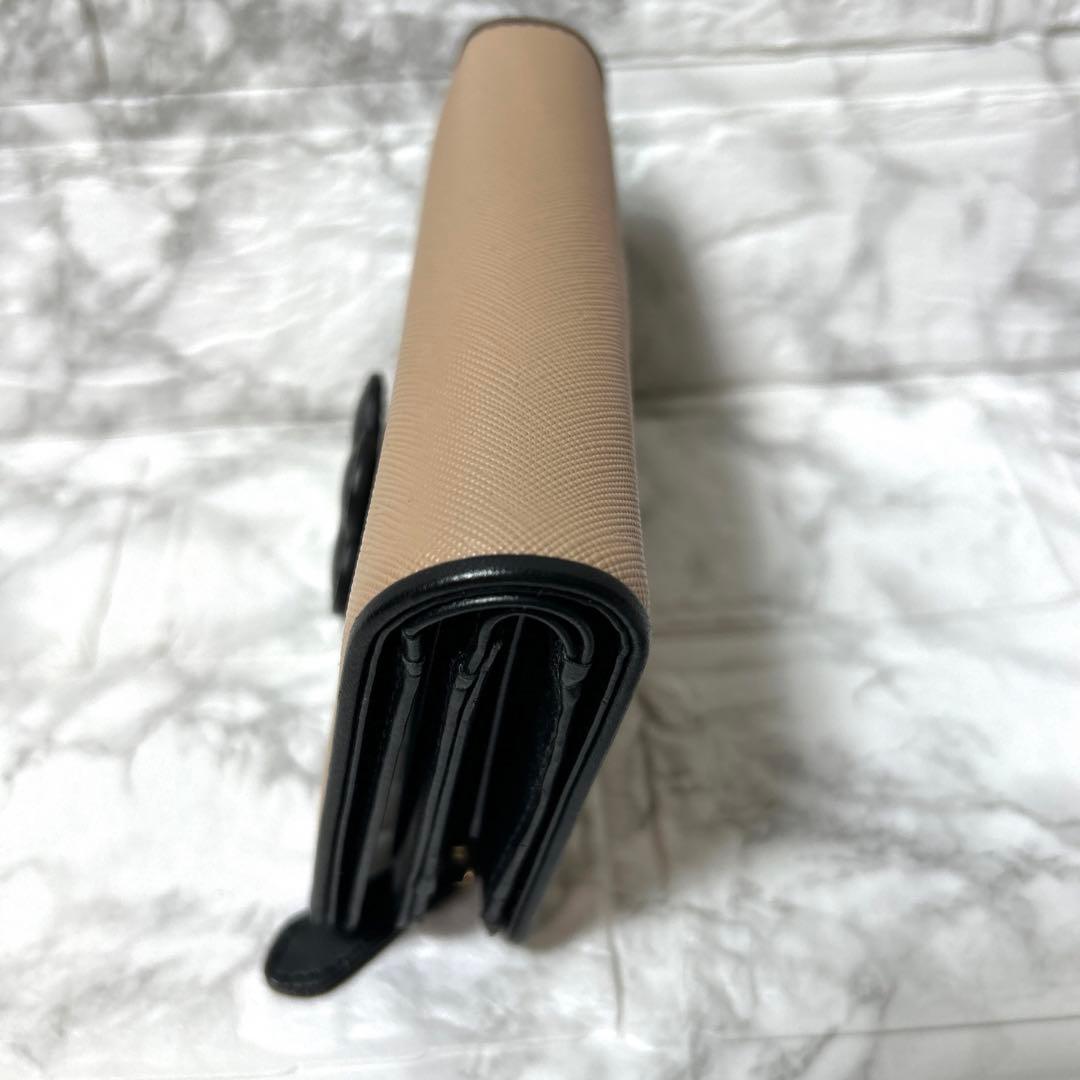 【未使用級】MARY QUANT 二つ折り財布デイジーパッチスナップ ベージュ