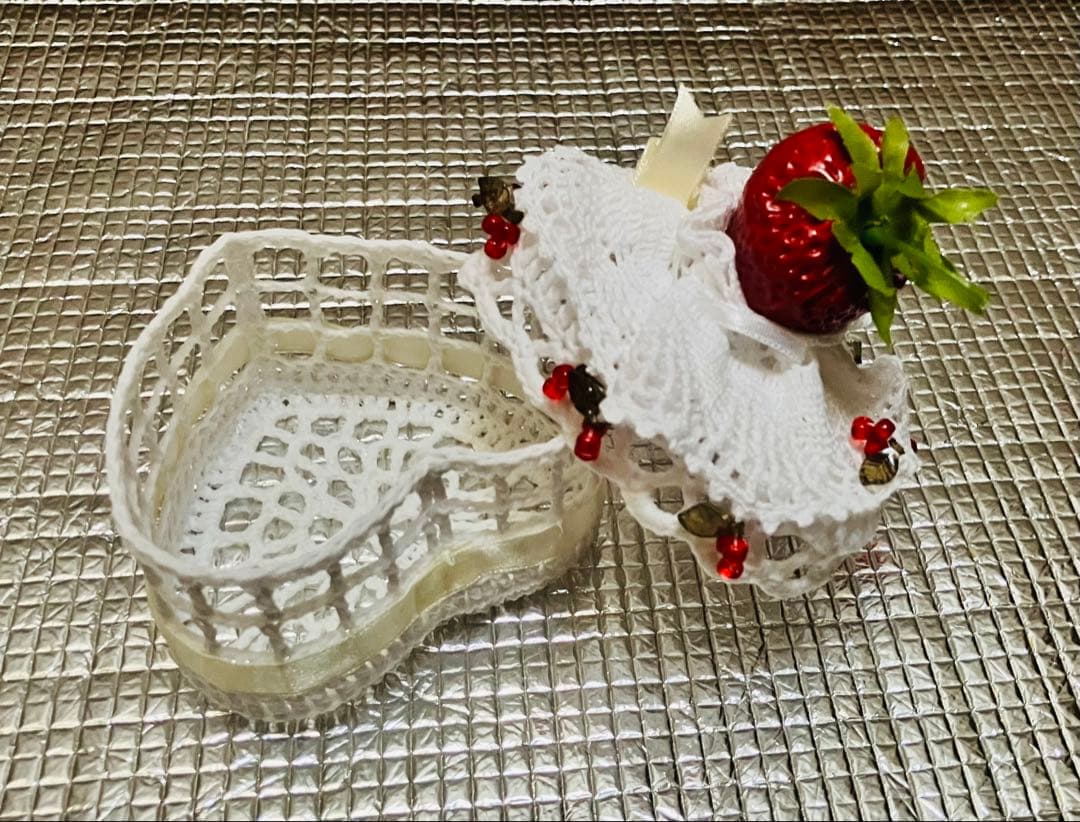 レース飾りかご　レーヨン製のレース編みがかわいいバスケット5個セット