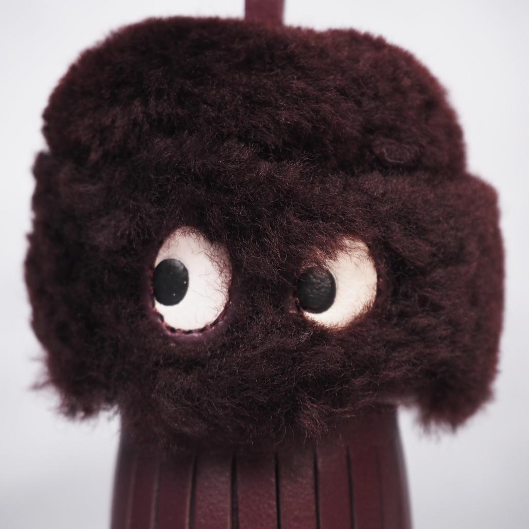 美品 Anya Hindmarch タッセルゴースト バーガンディ シアリング