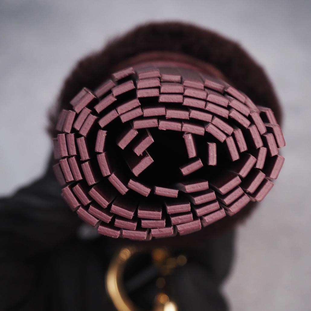 美品 Anya Hindmarch タッセルゴースト バーガンディ シアリング