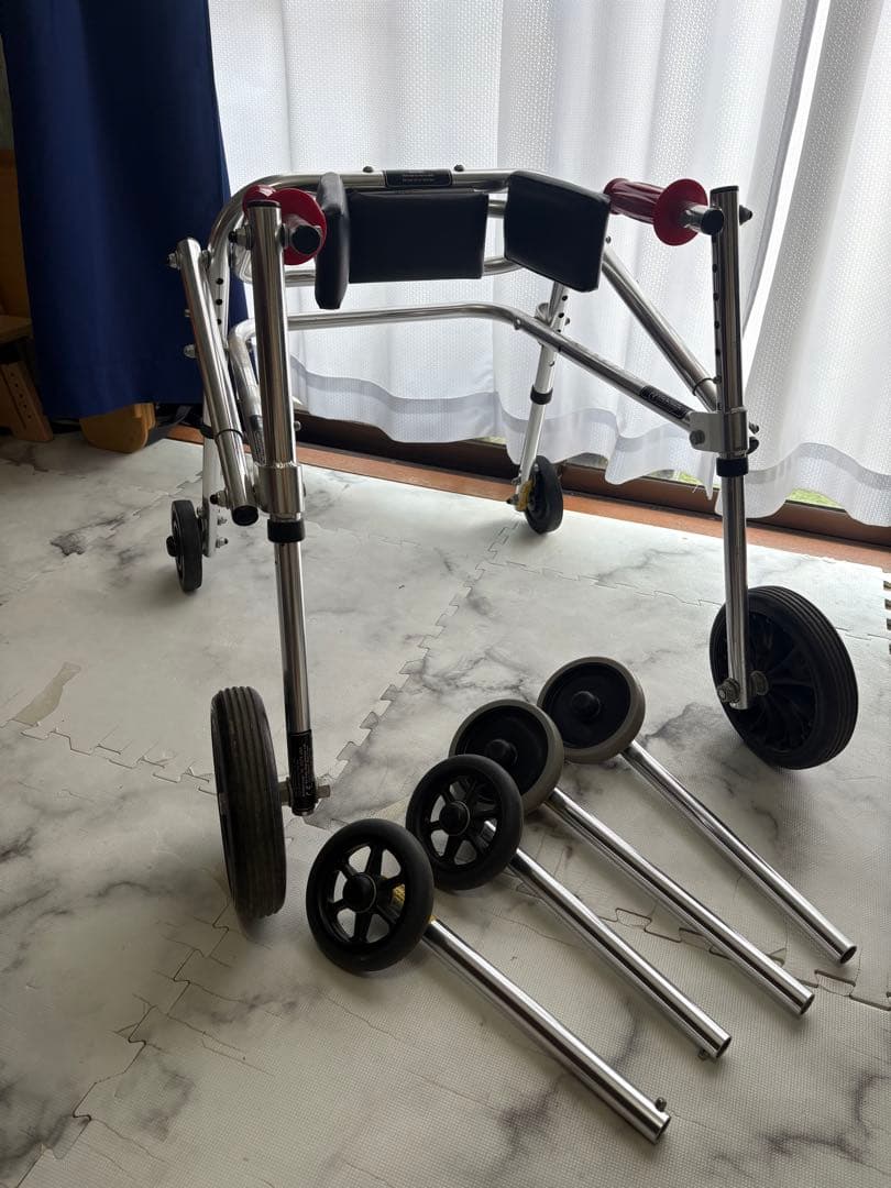 ①PCW歩行器　W1B ジュニア用　背もたれクッション付　屋外用&室内用タイヤ有