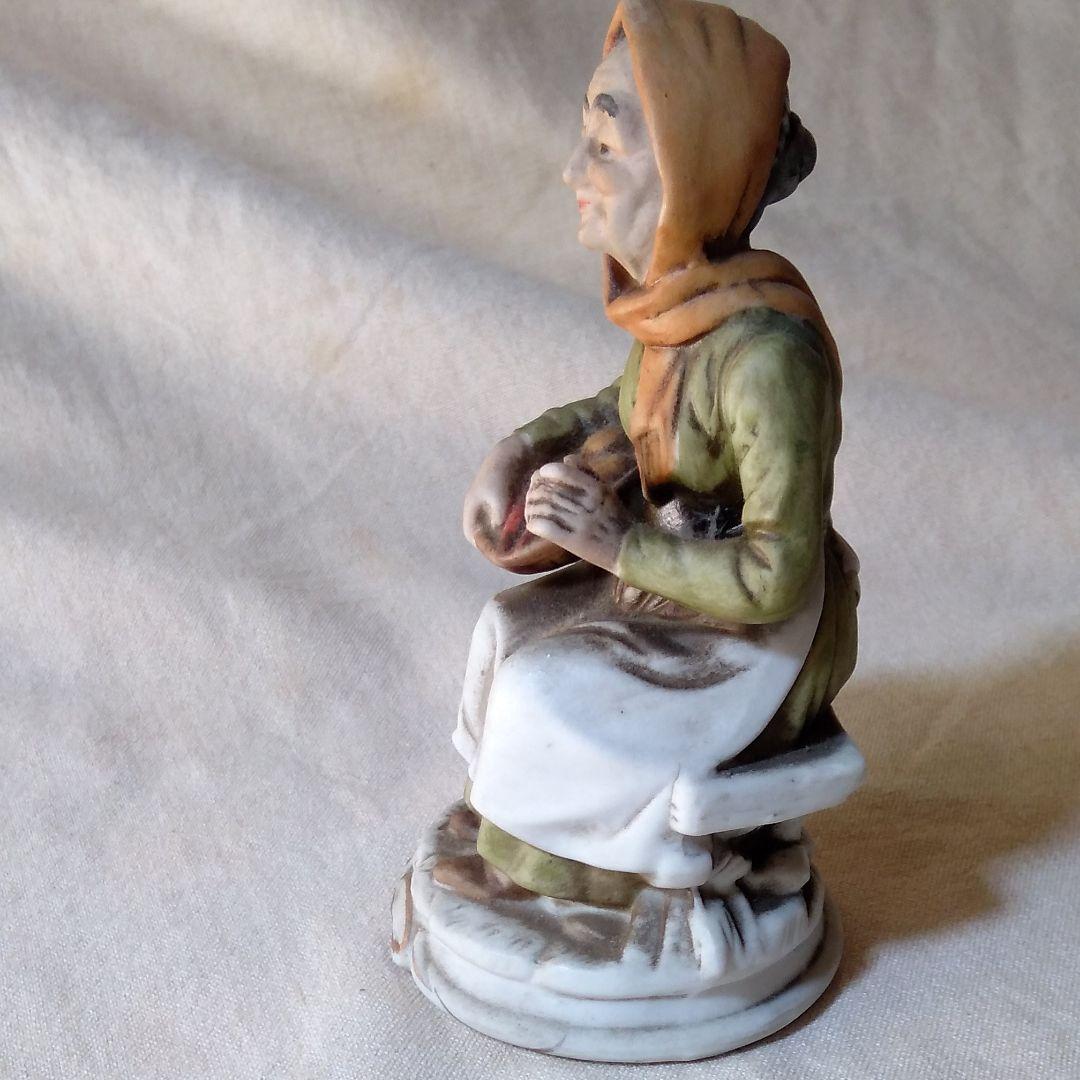 お料理上手のかたへの贈り物！野菜かごを持つおばあさんのフィギュア