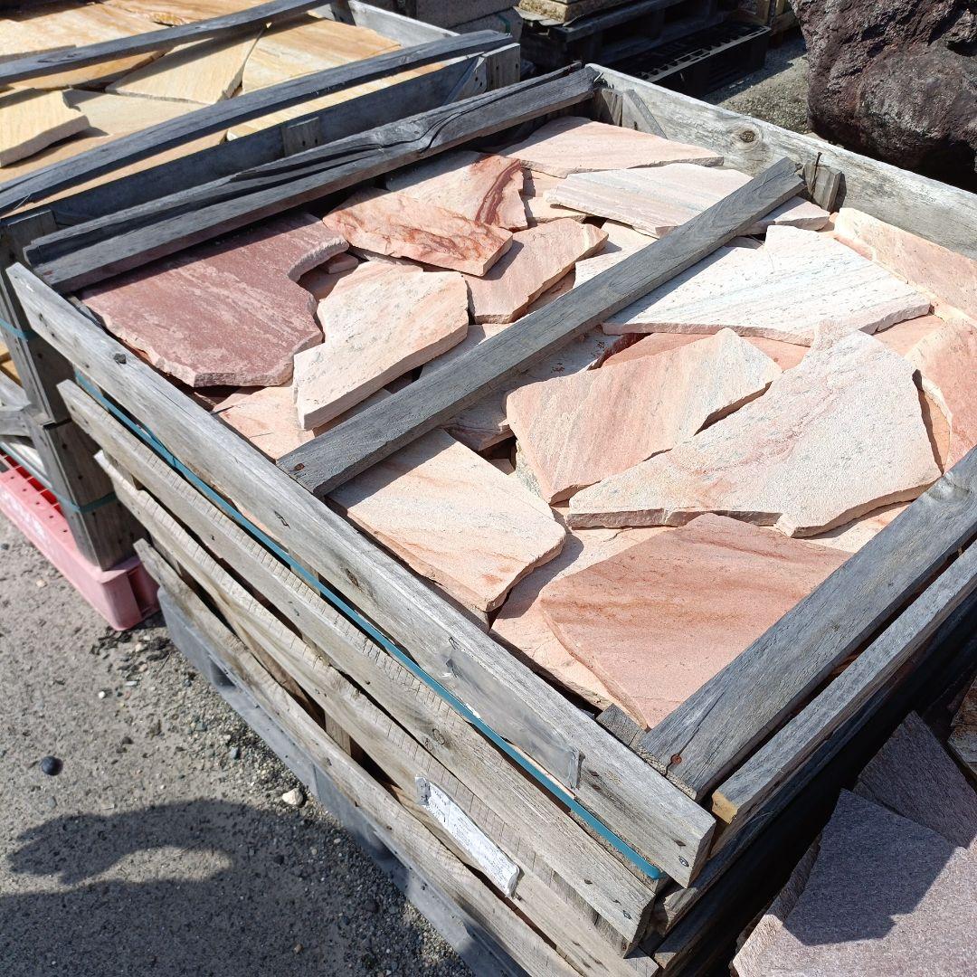 アルピノピンク乱張り石一箱１０平米入り １０段積み