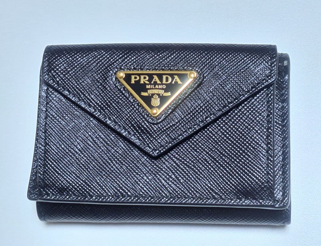 【極美品】PRADA 三つ折り財布 三角ロゴ サフィアーノ+ネックレス2点