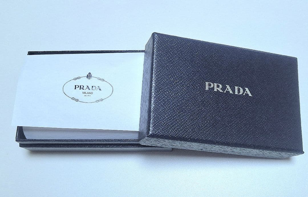 【極美品】PRADA 三つ折り財布 三角ロゴ サフィアーノ+ネックレス2点