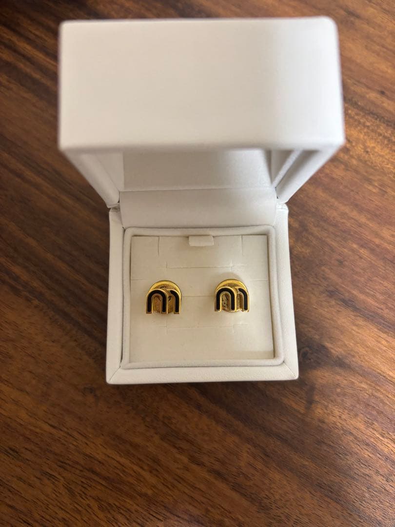 miumiuエナメルメタルピアス