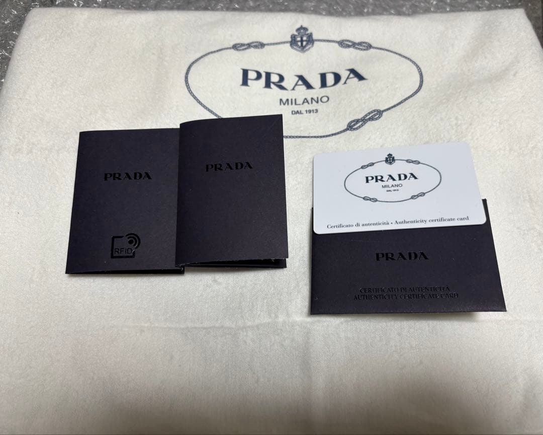 プラダ　シアリングトートバッグ　新品　PRADA トライアングルロゴ　ポーチ付き