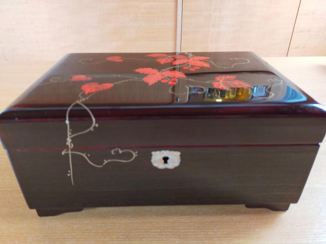 高級　木製　漆塗り 鍵付き宝石箱 オルゴール付き