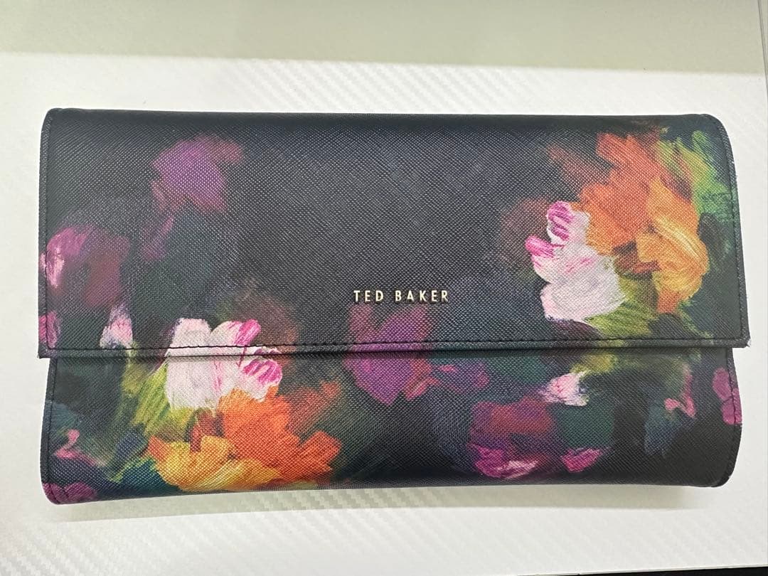 TED BAKER 花柄パスポートケース