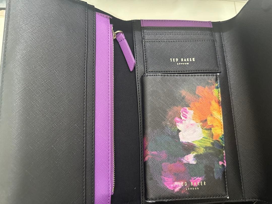 TED BAKER 花柄パスポートケース