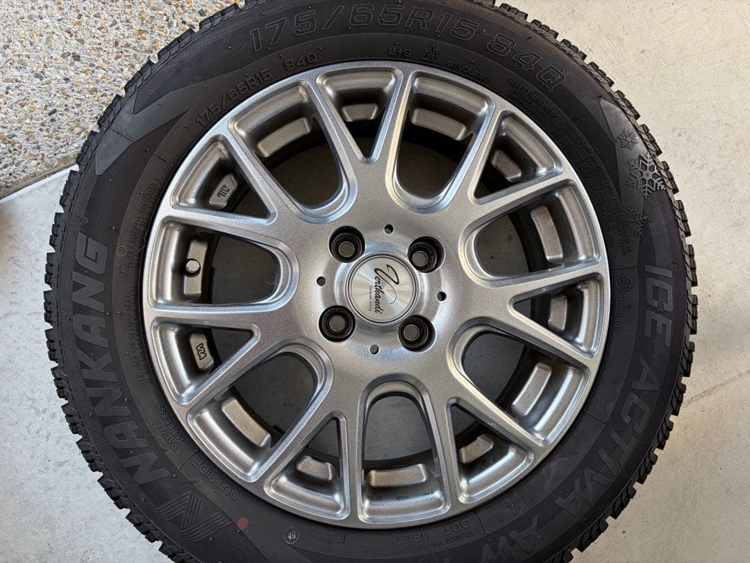 アクア　175/65R15 スタッドレスタイヤ バリ溝　21年製