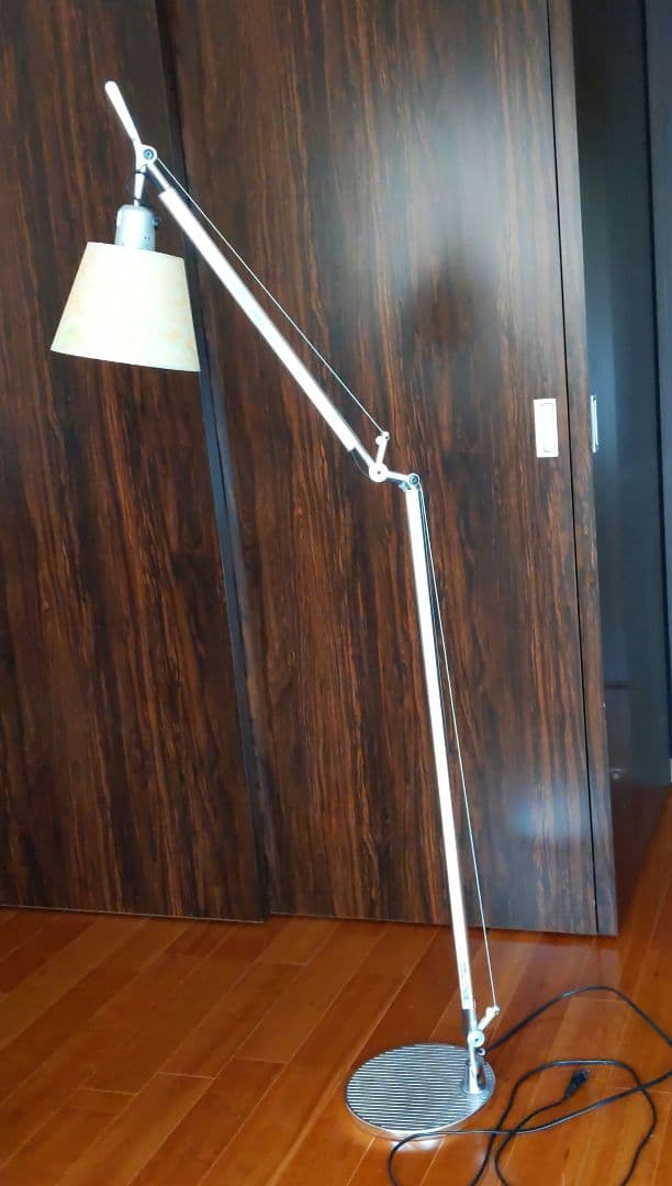 アルテミデトロメオフロアスタンド