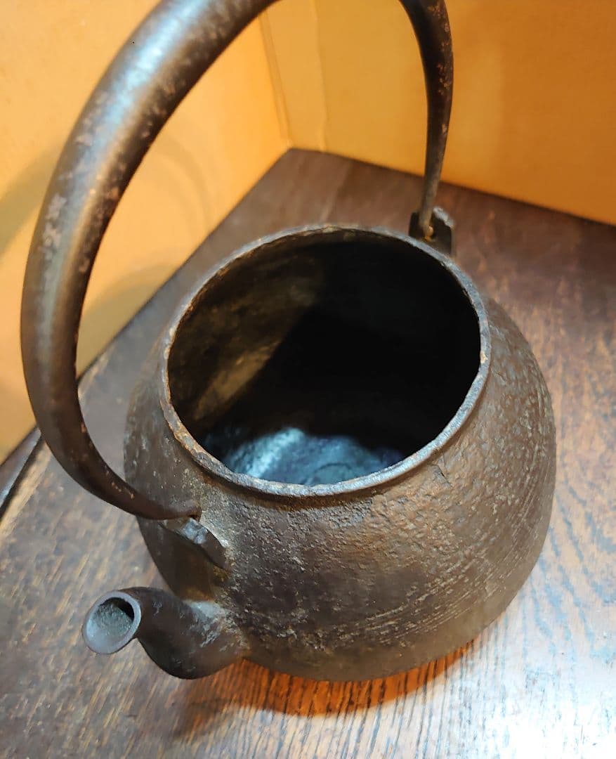 『雲色堂鉄瓶 刷毛目岩肌宝珠型／銅蓋』横最大17.5cm 奥行15 高さ22cm