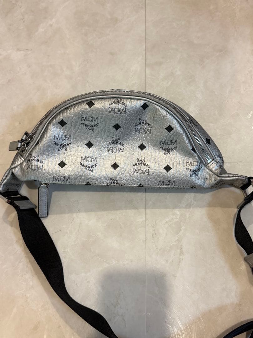 MCM ボディバッグ　シルバー