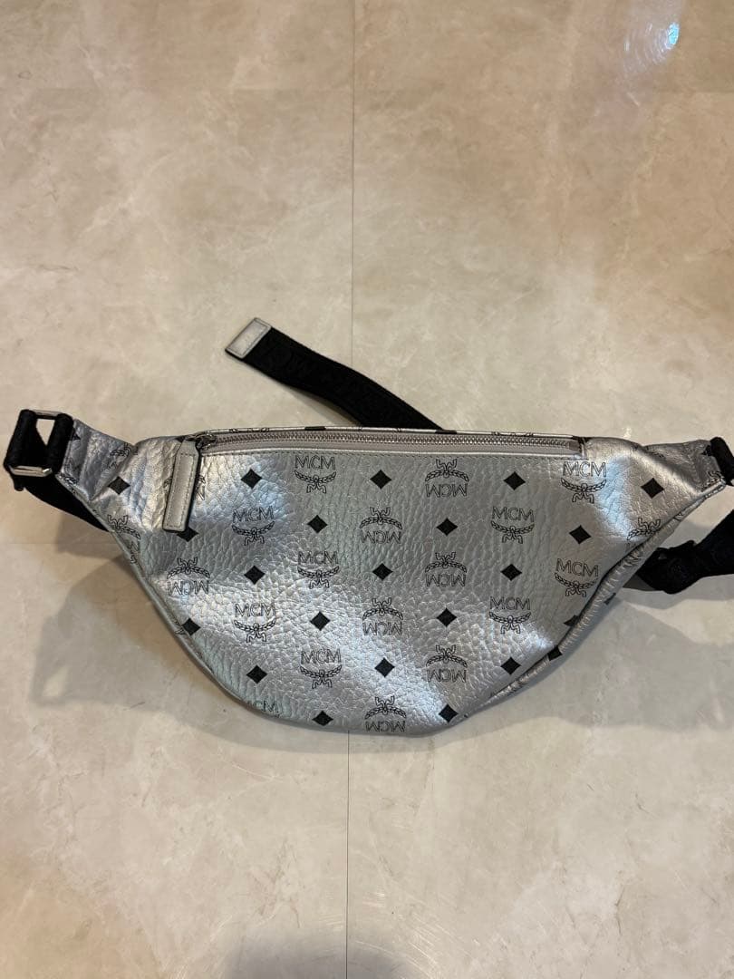 MCM ボディバッグ　シルバー