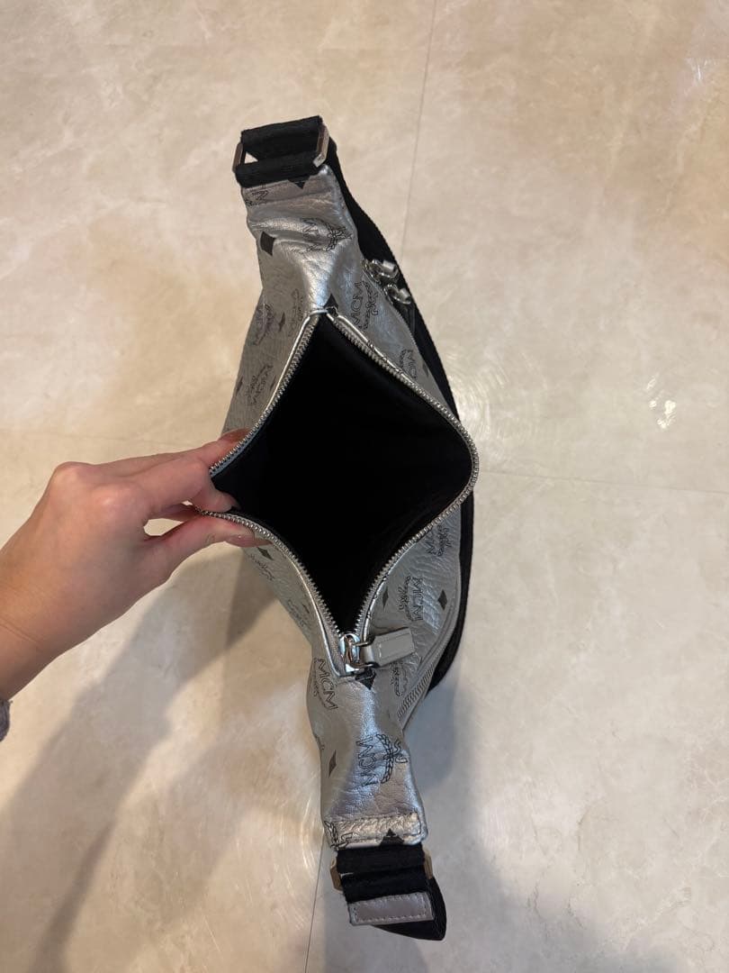 MCM ボディバッグ　シルバー