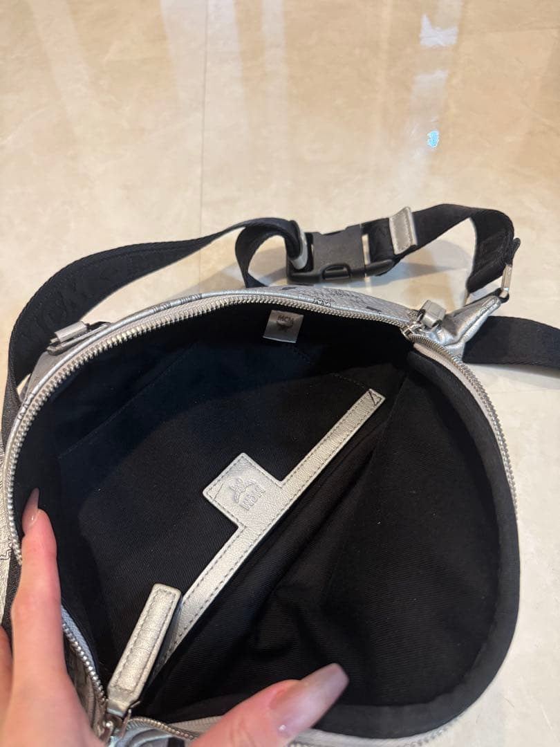MCM ボディバッグ　シルバー