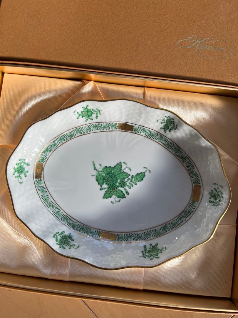緑色植物模様のオーバル皿