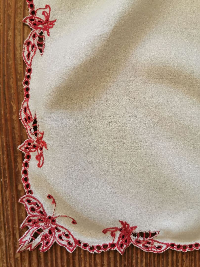 アンティークフランス オープンカットワーク バタフライ∞赤糸刺繍 縮緬風ドイリー