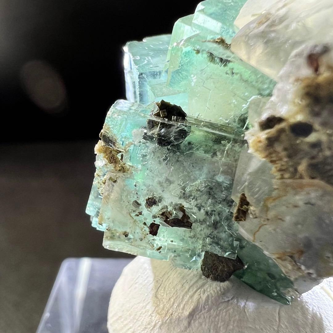 ヤオガンシャン産　カルサイト共生ブルーグリーンウィンドウフローライト