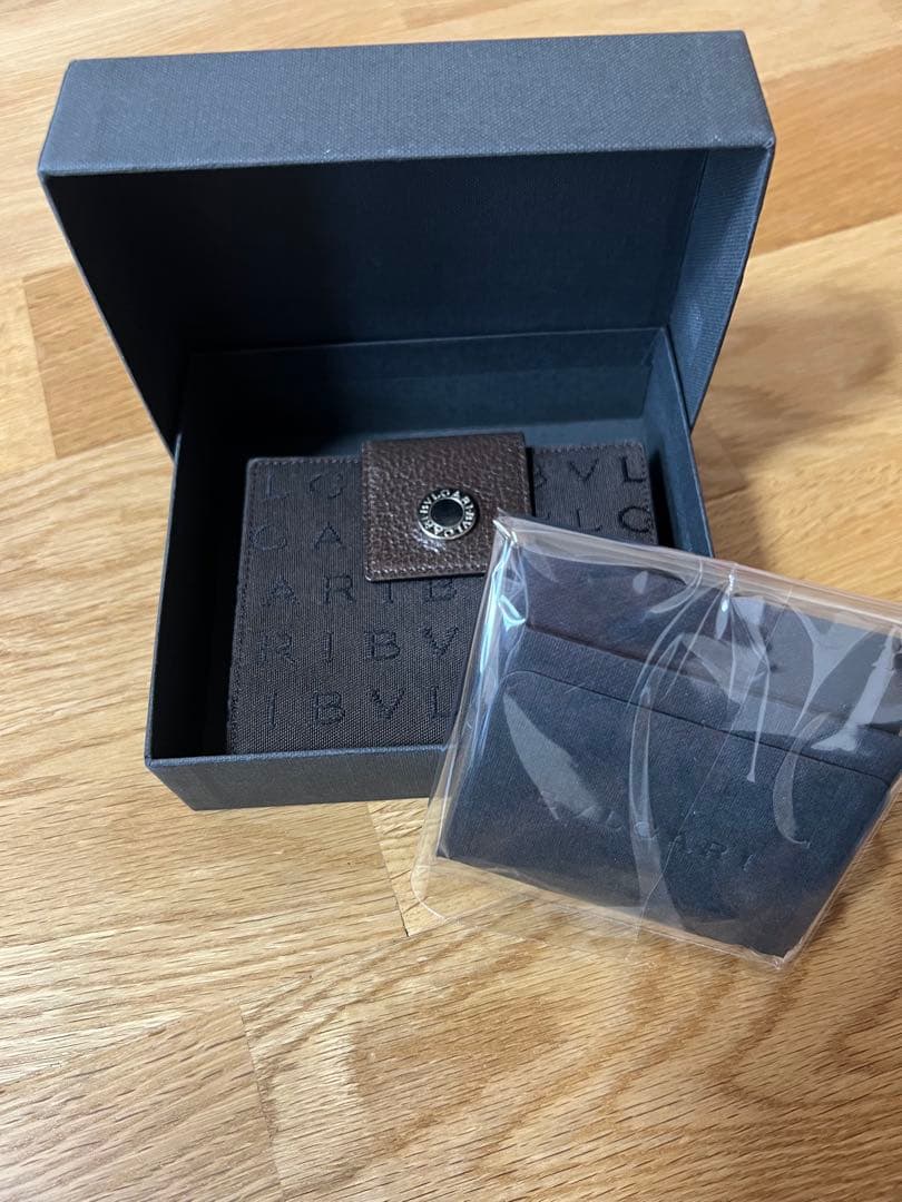 美品 BVLGARI ロゴマニア キャンバス×レザー 二つ折り 財布