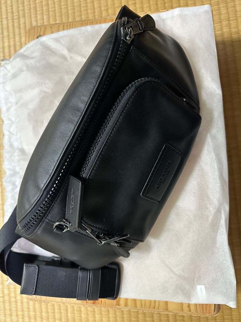 COACH ブラック レザーボディバッグ