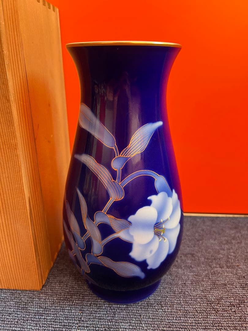 1270  深川製磁　宮内庁御用達　瑠璃地百合金彩　花瓶