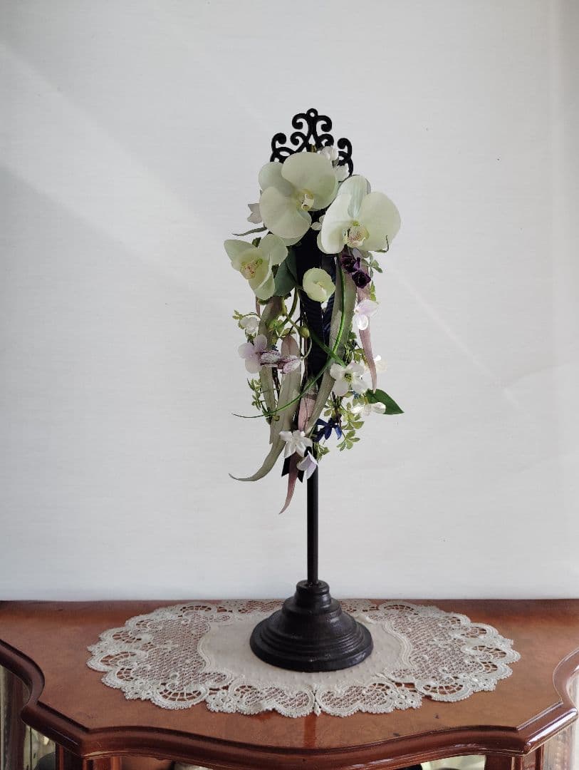 ホワイトアーティフィシャルフラワーアレンジメント　リース　スタンド付き 高さ62