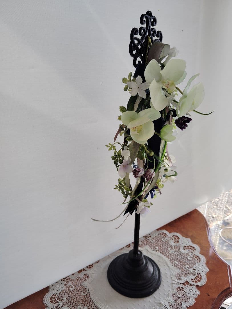 ホワイトアーティフィシャルフラワーアレンジメント　リース　スタンド付き 高さ62