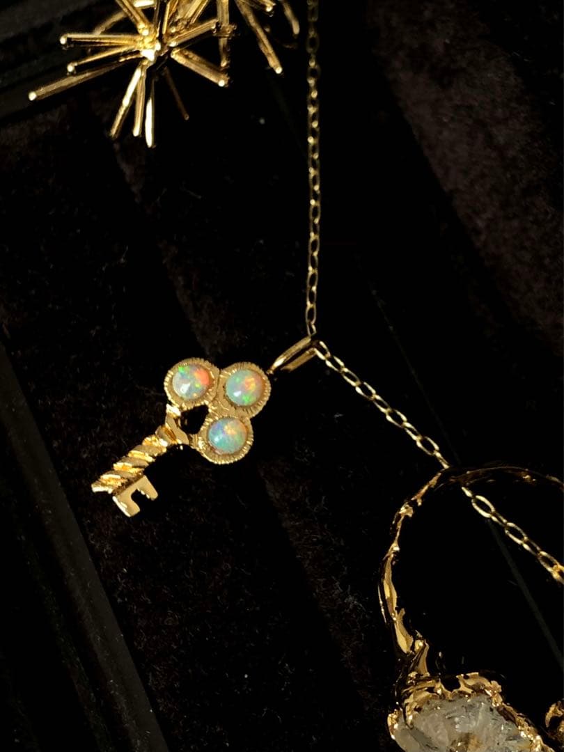オパール　キーネックレス　トップ