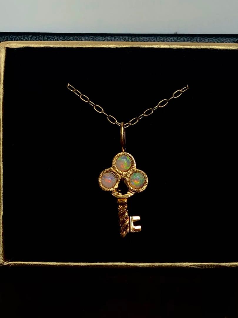 オパール　キーネックレス　トップ