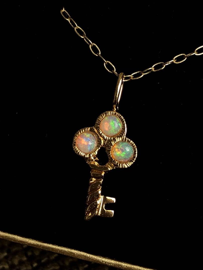 オパール　キーネックレス　トップ