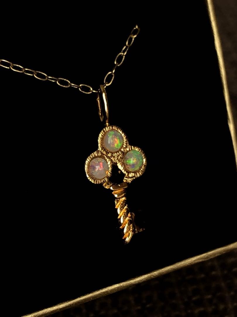 オパール　キーネックレス　トップ