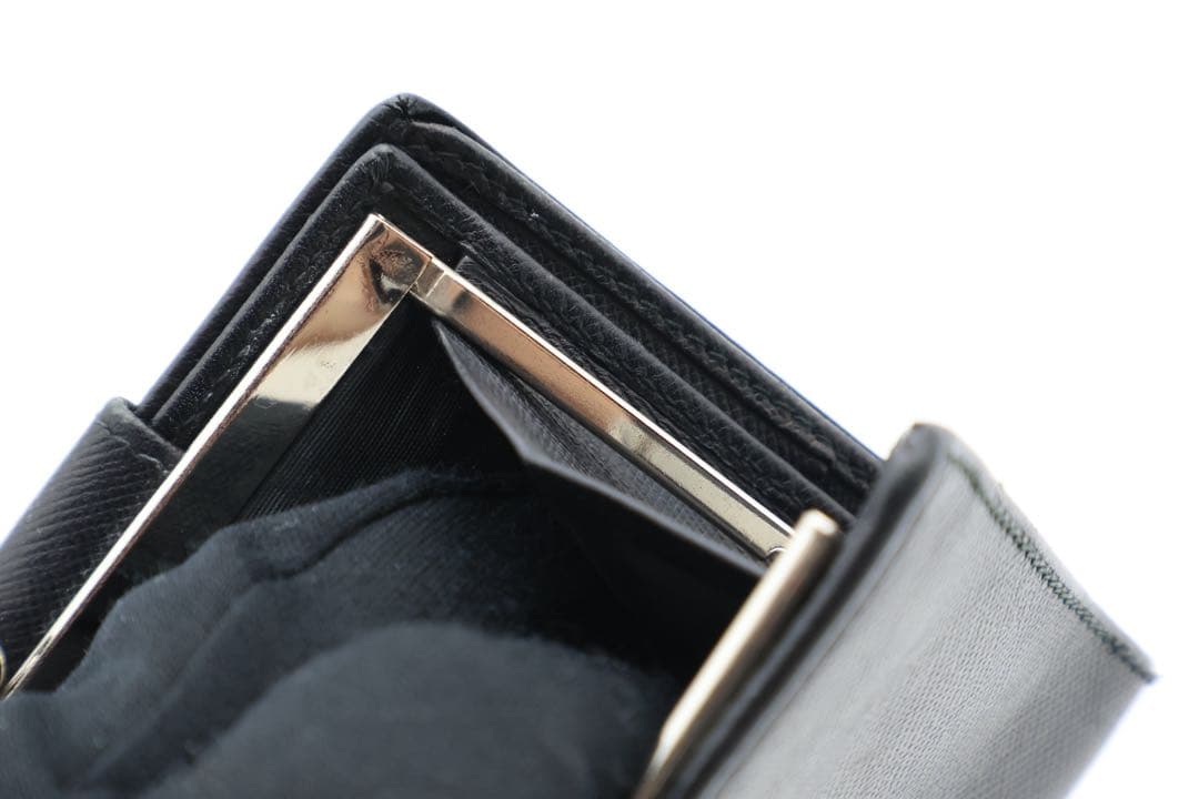 【極美品】PRADA サフィアーノレザー　がま口財布　三角ロゴ　黒　二つ折り財布