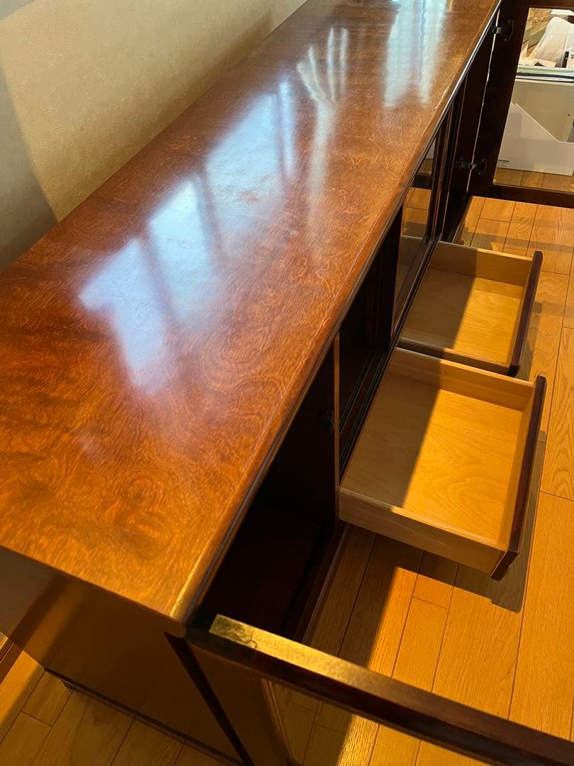 ダークブラウン木製キャビネット ガラス扉付き