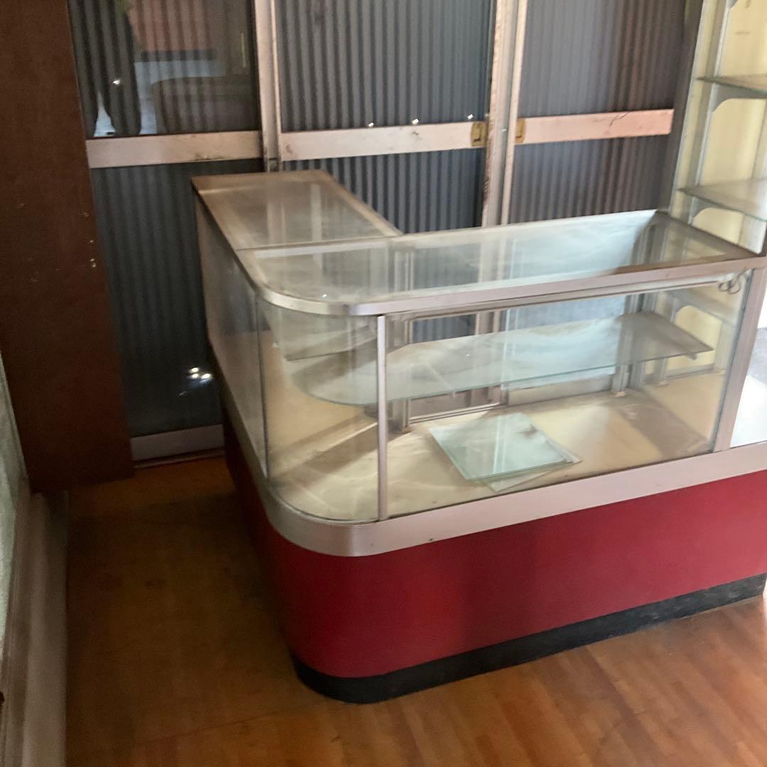 昭和家具　タバコ屋さんのガラスコーナーカウンター　赤と白のショーケース
