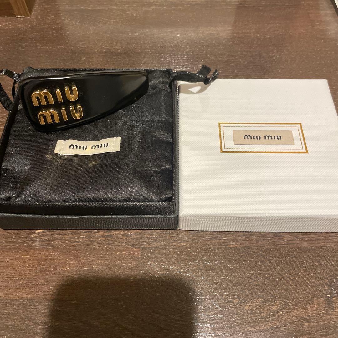 miumiu パテントレザー ヘアクリップ　ブラック