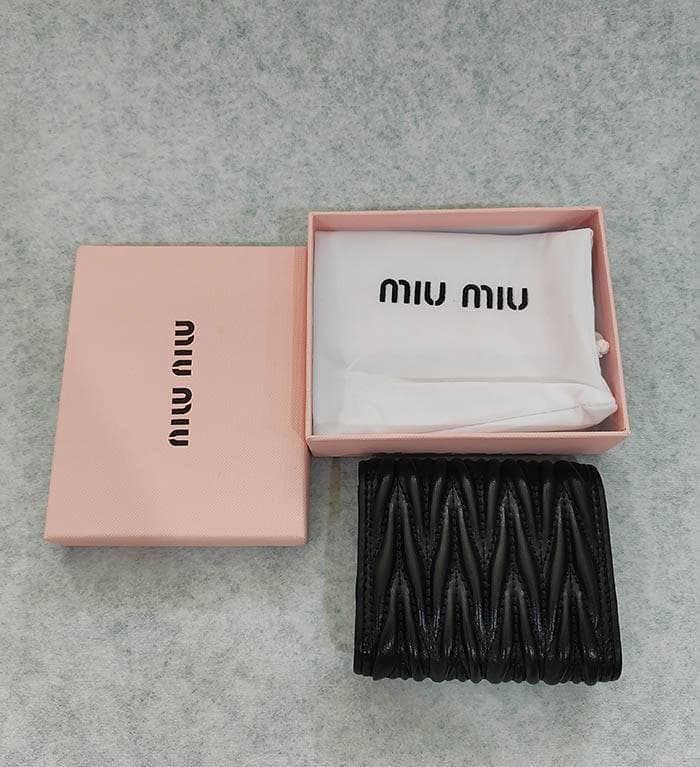 美品✨MIUMIU ブラック 三つ折り財布