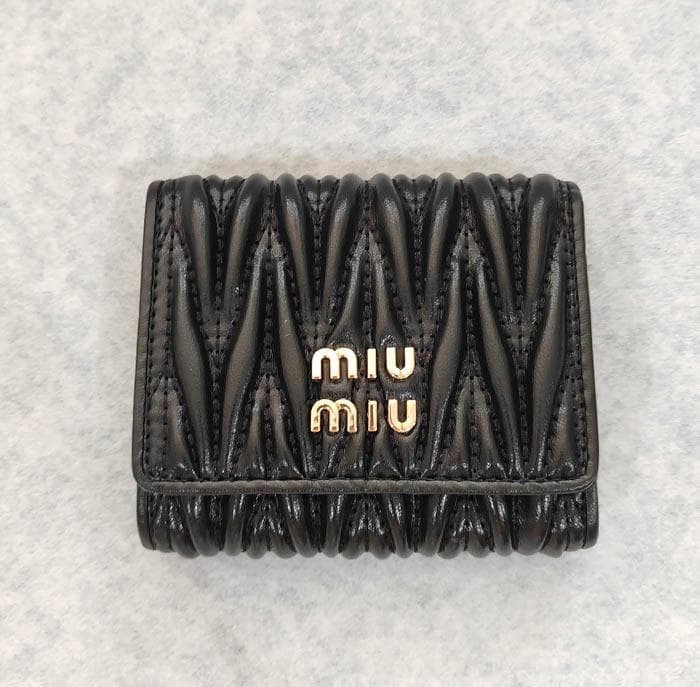 美品✨MIUMIU ブラック 三つ折り財布