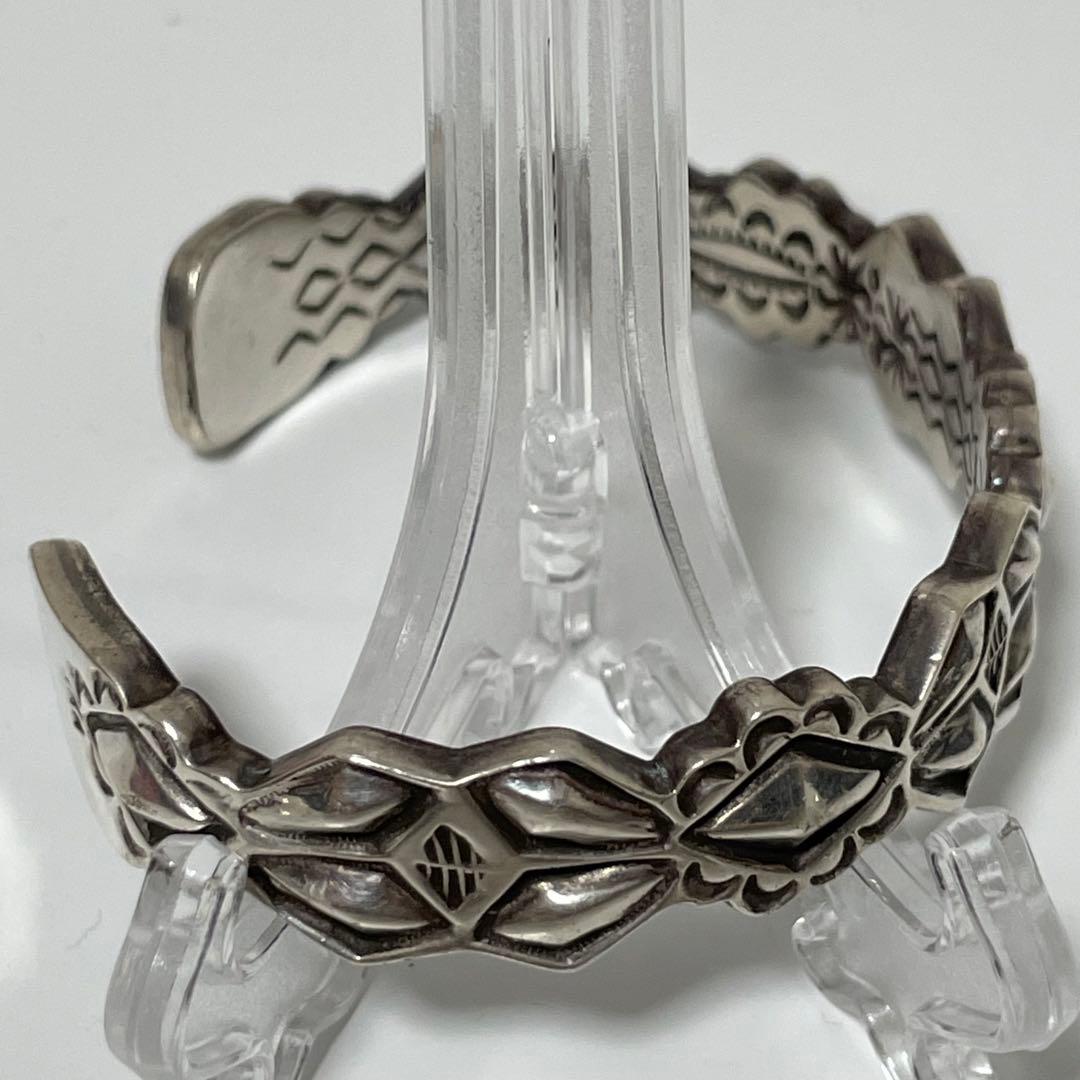 【重厚感】ナバホ族 RAY ADAKAI スタンプワーク バングル