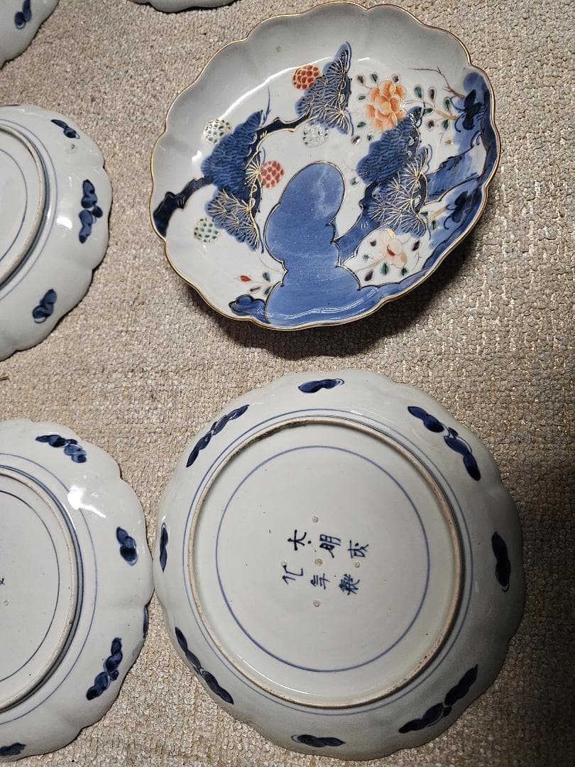 江戸後期 古伊万里 松に松ぼっくり 輪花7寸皿 8客セット