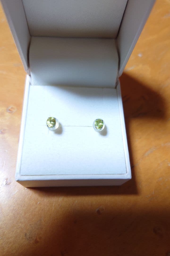 スフェーンピアスプラチナ刻印入り