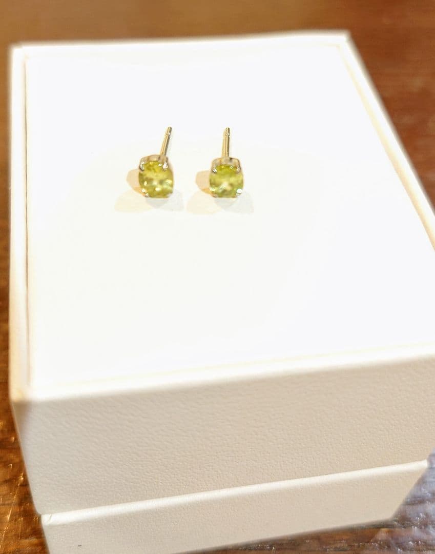 スフェーンピアスプラチナ刻印入り