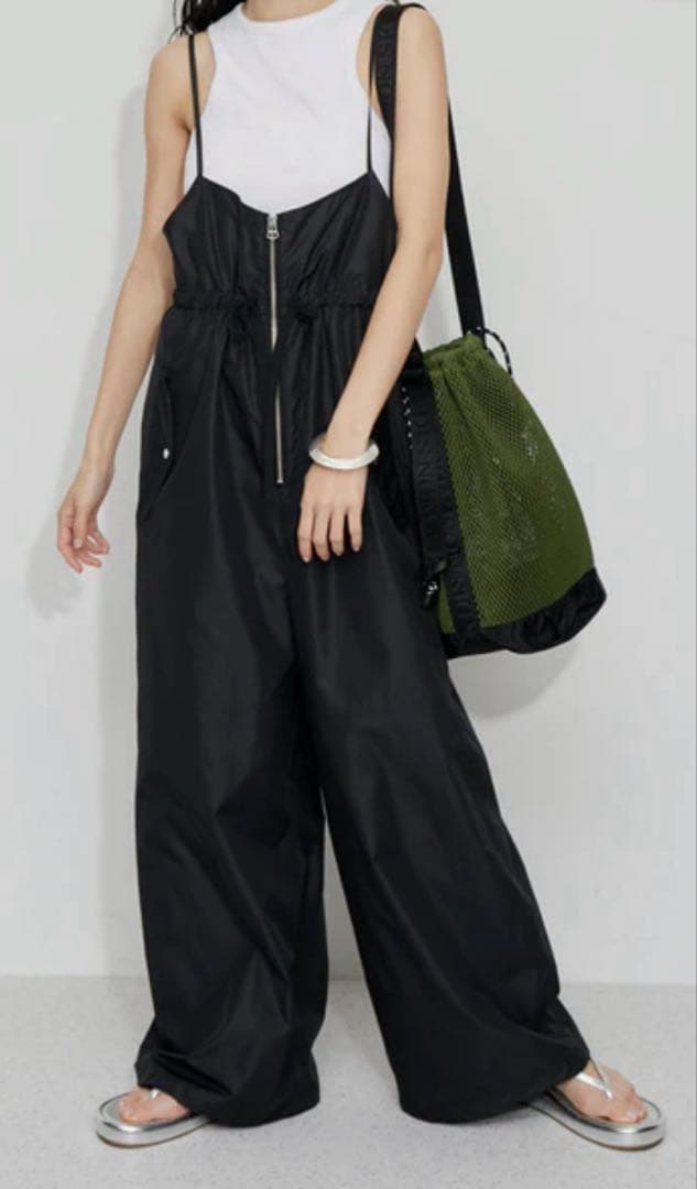 ADAM ET ROPÉ FEMMEシャイニータフタ撥水ロンパース2025