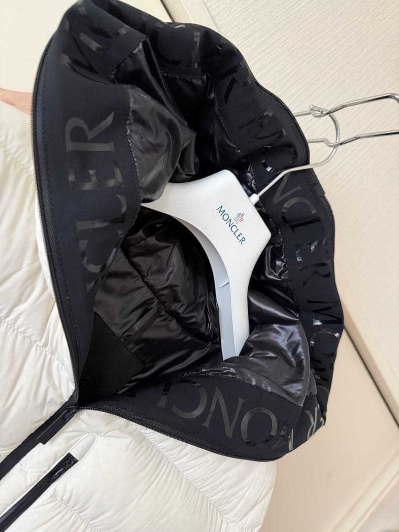 モンクレール ホワイト フード付きダウンジャケット