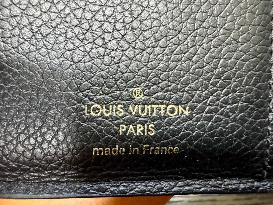 ノ*エ様 ルイヴィトン ポルトフォイユ・ヴィクトリーヌ M64060(黒 三つ折