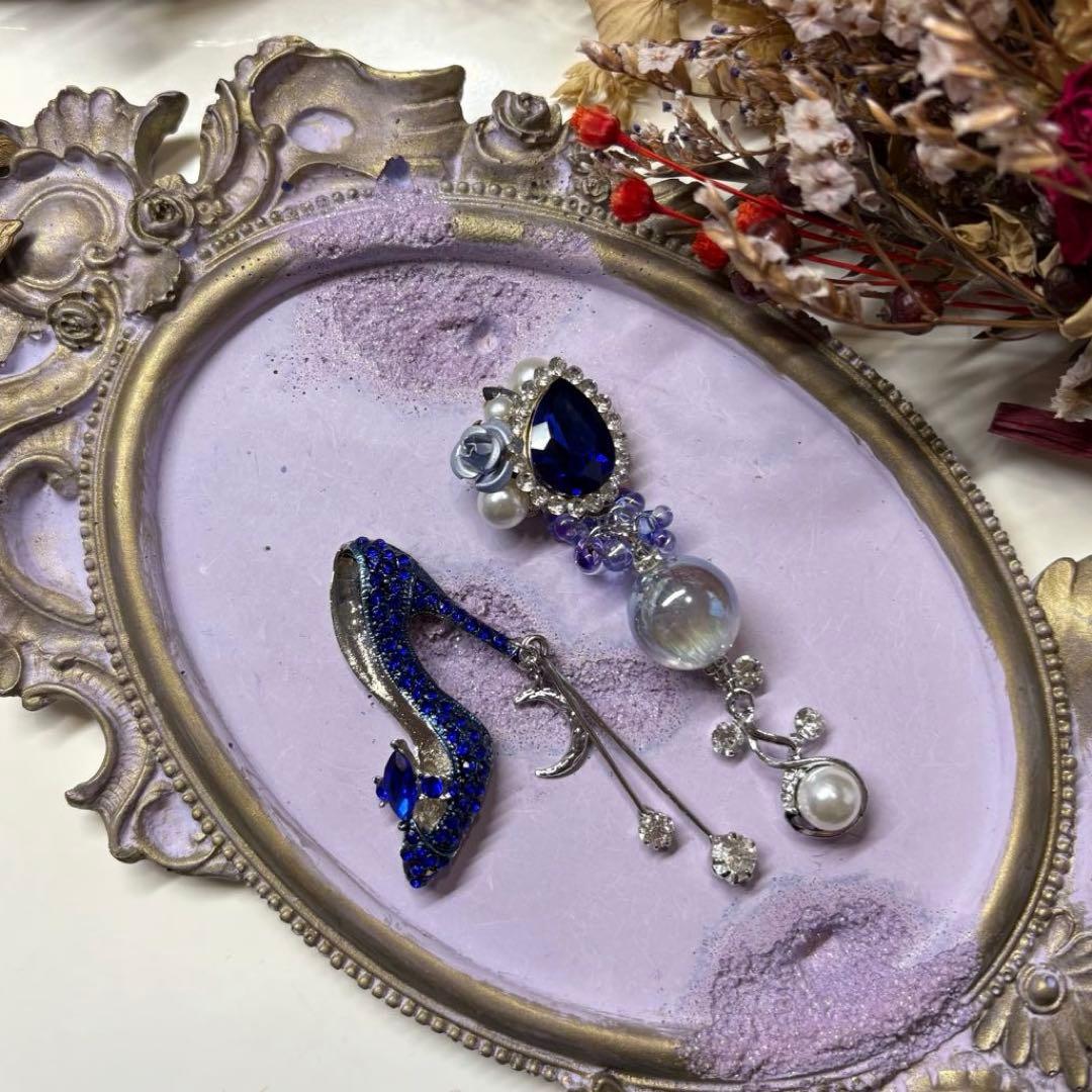 198 ブローチシリーズビジューブルーヒール　ピアスorイヤリング