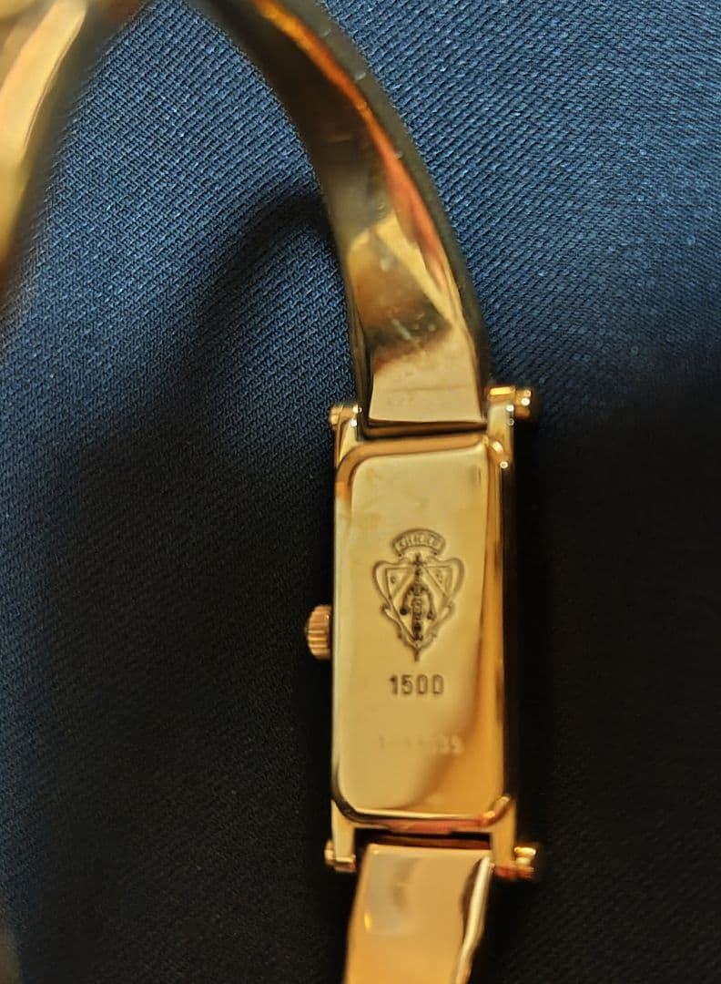 GUCCI グッチ レディース腕時計 黒文字盤 ゴールド バングル　ジャンク